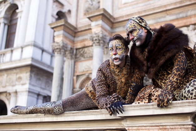 Personnes en costume pour le carnaval de Venise