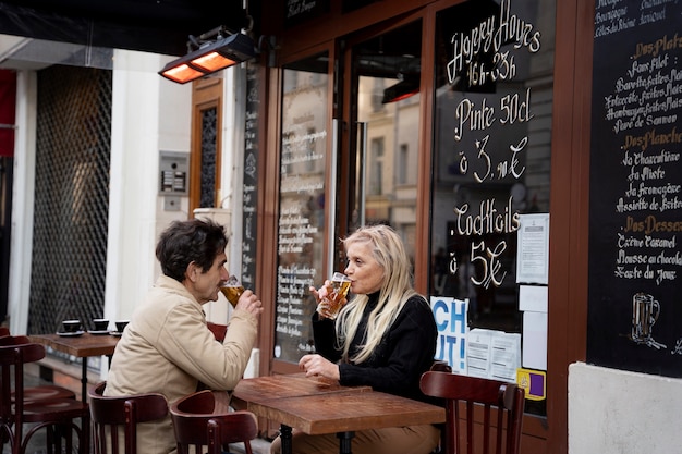 Personnes à coup moyen avec des boissons au bistro