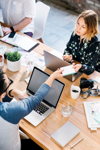 Personnes créatives travaillant au bureau