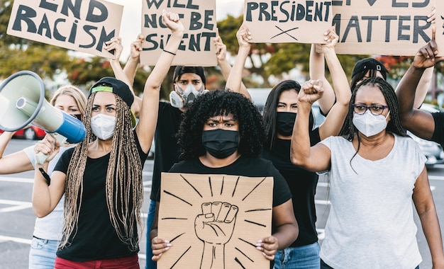 Photo des personnes de cultures et de races différentes protestent dans la rue pour l'égalité des droits