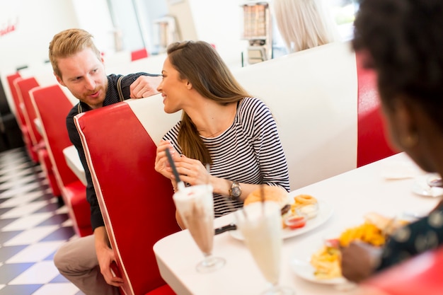 Personnes dans diner