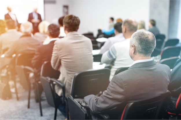 Personnes dans la salle de conférence