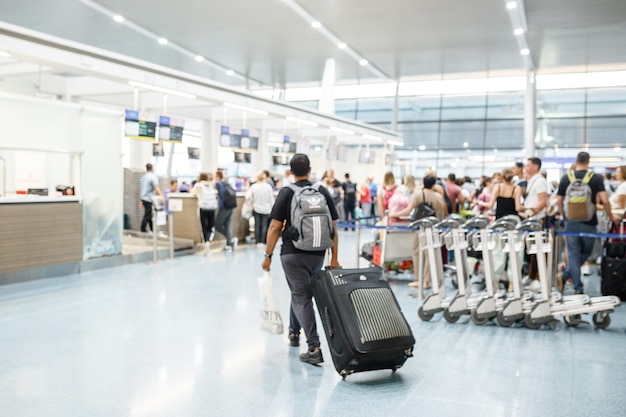 Personnes dans le terminal de l'aéroport arrière-plan flou