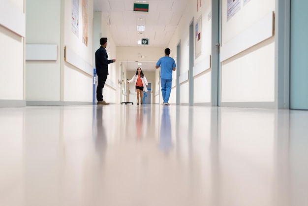 Personnes debout dans le hall de l'hôpital