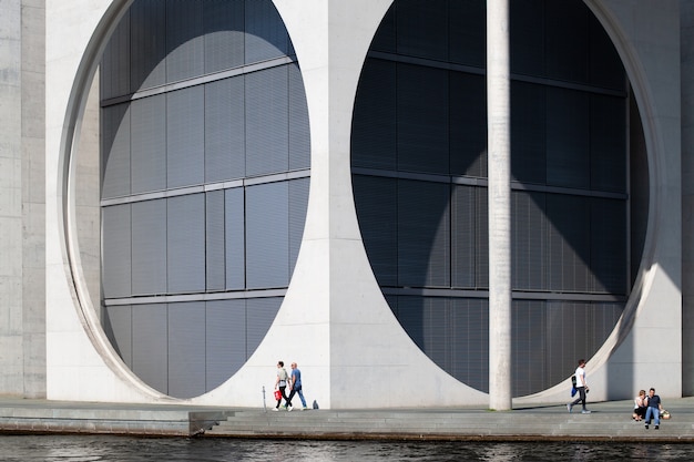 Personnes devant l&#39;architecture moderne au bord de la rivière