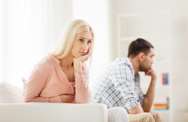 Personnes, difficultés relationnelles, conflit et concept familial - couple malheureux ayant une dispute à la maison