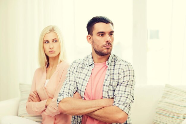 Personnes, difficultés relationnelles, conflit et concept familial - couple malheureux ayant une dispute à la maison