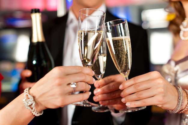 Personnes avec du champagne dans un bar