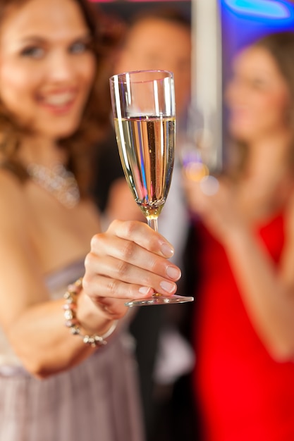 Personnes avec du champagne dans un bar