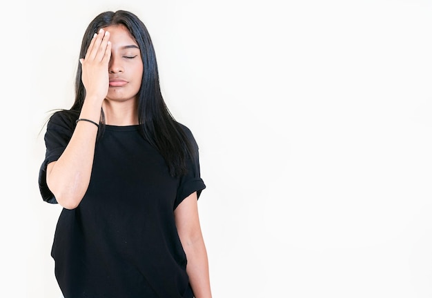 Personnes épuisées avec la paume sur le front isolées Jeune fille fatiguée et épuisée tenant son front Jeune femme inquiète tenant son front