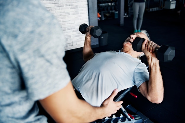 Personnes exerçant à la salle de fitness