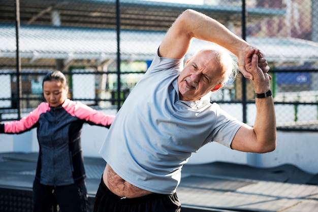 Personnes exerçant à la salle de fitness