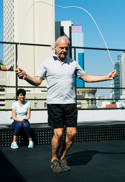 Photo personnes exerçant à la salle de fitness