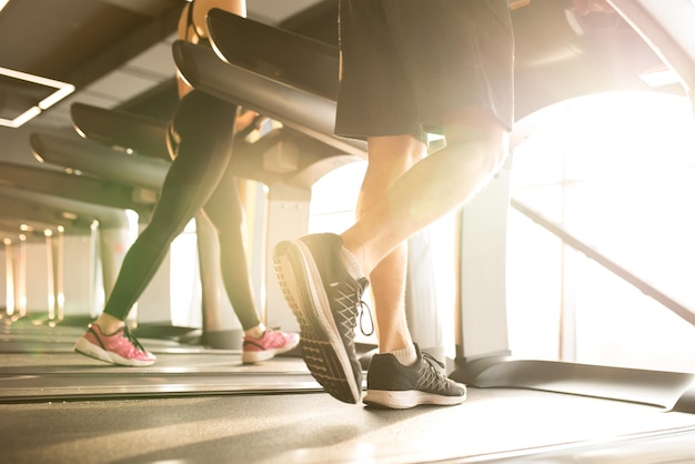 Personnes exerçant sur tapis roulant