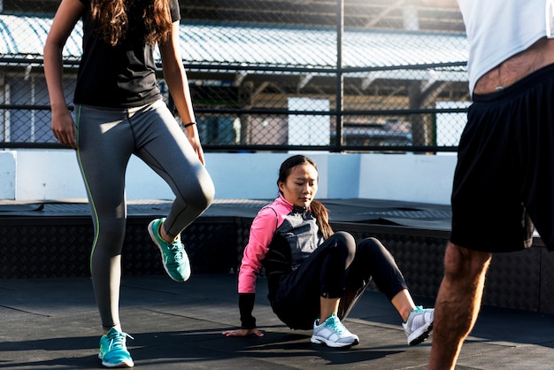 Personnes faisant de l&#39;exercice dans une salle de sport