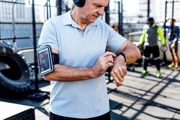 Personnes faisant de l&#39;exercice dans une salle de sport