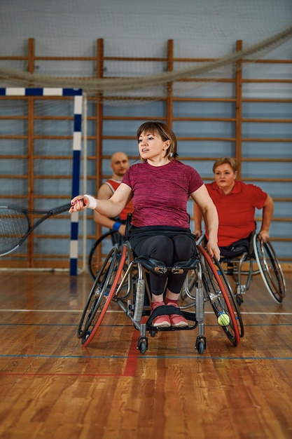 Personnes En Fauteuil Roulant Jouant Au Tennis Sur Le Court Tennis En Fauteuil Roulant Pour Handicapés