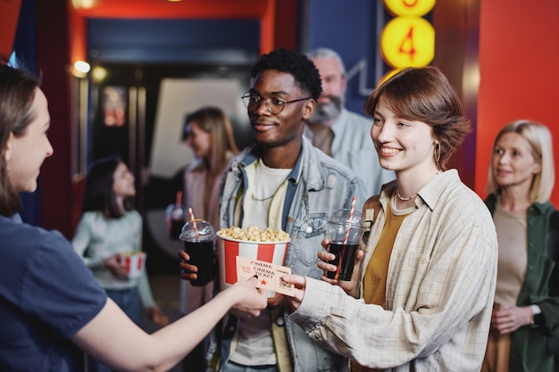 Personnes en file d'attente au cinéma