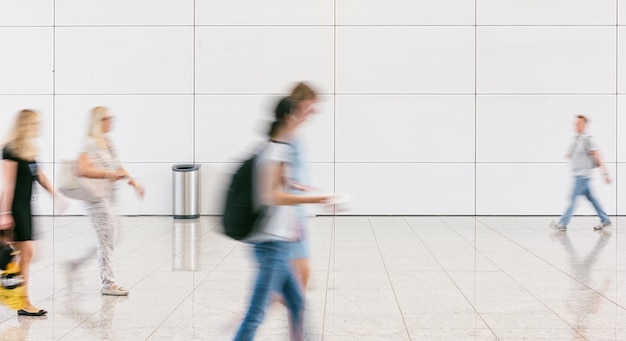 personnes floues dans une salle moderne