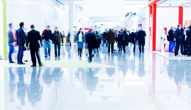 Personnes floues lors d'une foire commerciale