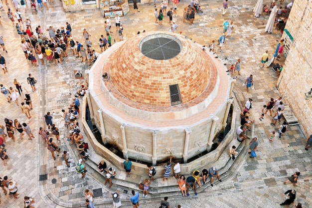 Personnes en général Fontaine d'Onofrio sur la place de la rue Stradun dans la vieille ville de Dubrovnik, Croatie