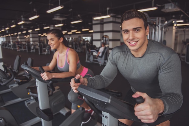 Personnes en gym