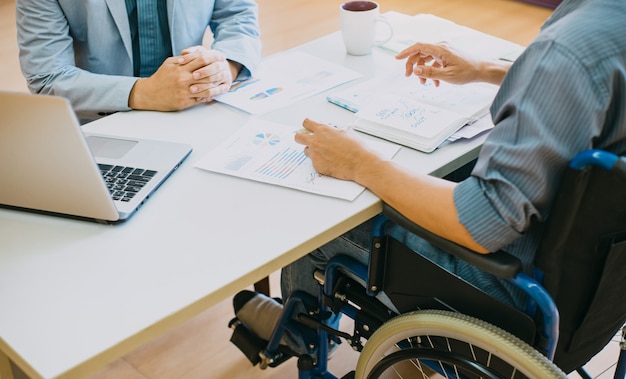 les personnes handicapées en fauteuil roulant peuvent reprendre le travail après leur rééducation