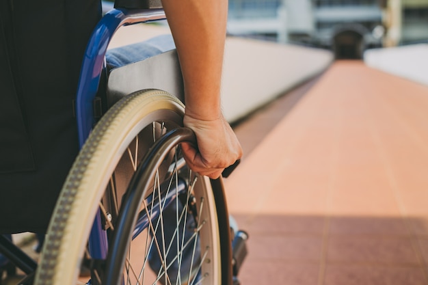 Photo personnes handicapées ou handicapées en fauteuil roulant