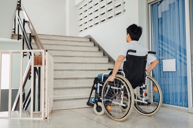 Photo les personnes handicapées ou handicapées peuvent accéder n'importe où dans un lieu public avec un fauteuil roulant