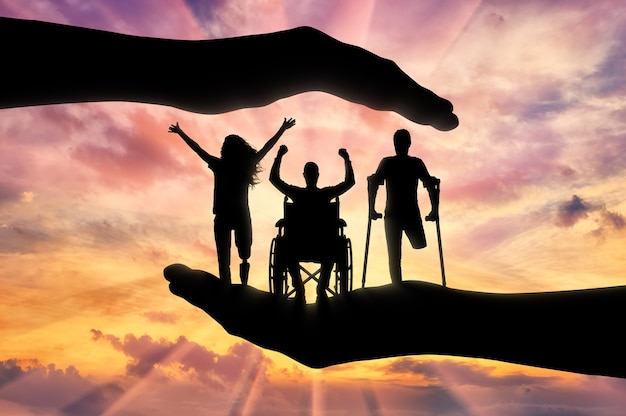Des personnes handicapées heureuses entre les mains, sous la protection et la tutelle. Le concept d'assistance et de protection des droits des personnes handicapées