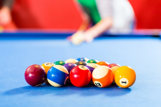 Personnes jouant au billard