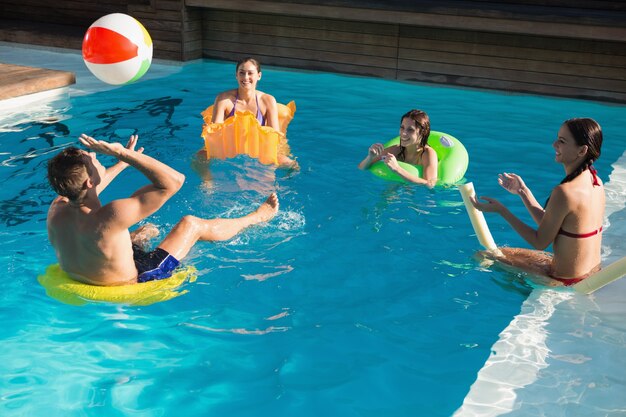 Personnes jouant avec ballon dans la piscine