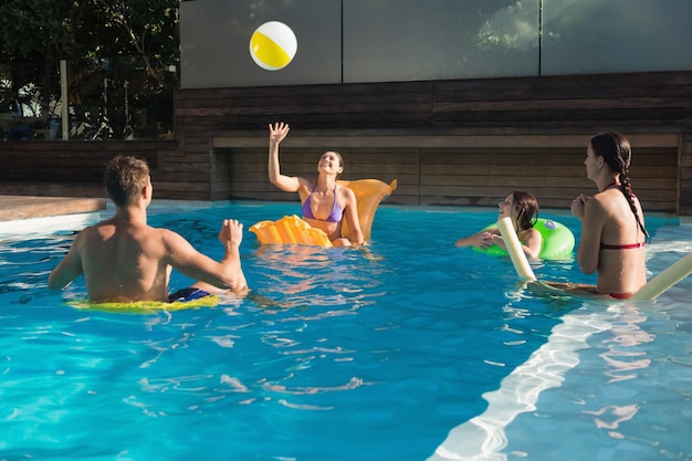 Personnes jouant avec ballon dans la piscine