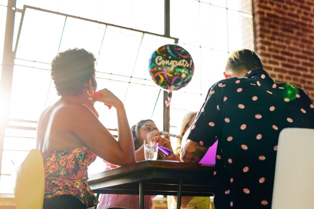 Personnes jouant avec des ballons lors d'une fête