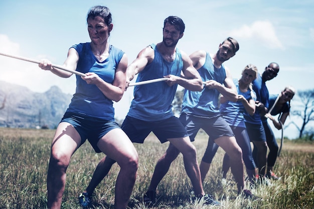 Personnes jouant à la corde lors d'un cours d'entraînement à obstacles