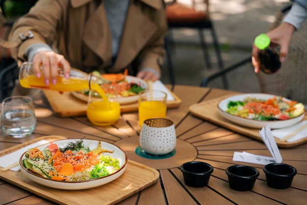 Personnes mangeant un plat de fruits de mer avec du saumon