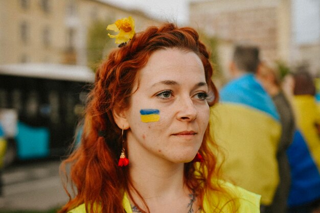 personnes en manifestation avec le drapeau ukrainien Editorial République de Moldova 24 avril 2022