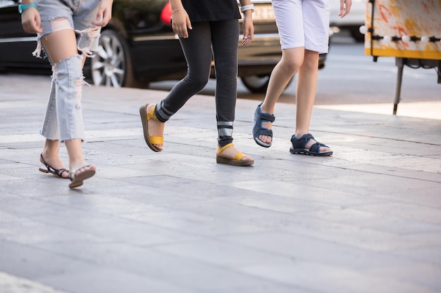 Personnes marchant sur la rue