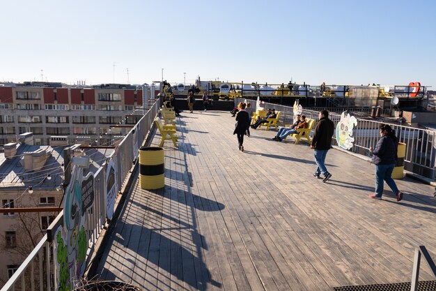 Personnes marchant sur le toit en plein air L