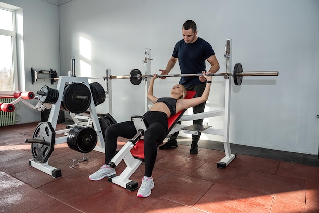 Personnes minces attrayantes faisant de l'entraînement au sport de gym pour un mode de vie sain