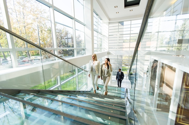 Personnes multiethniques marchant dans le bureau