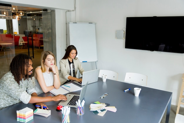 Personnes multiraciales au bureau