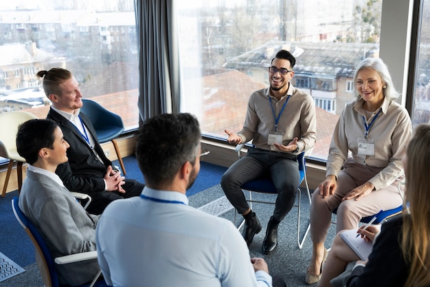 Personnes participant à un événement professionnel