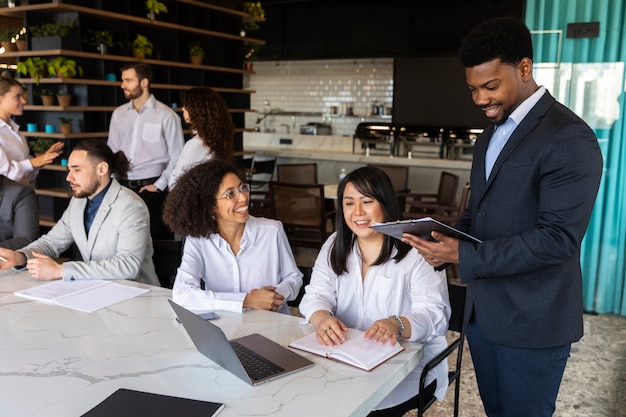 Personnes participant à un événement professionnel