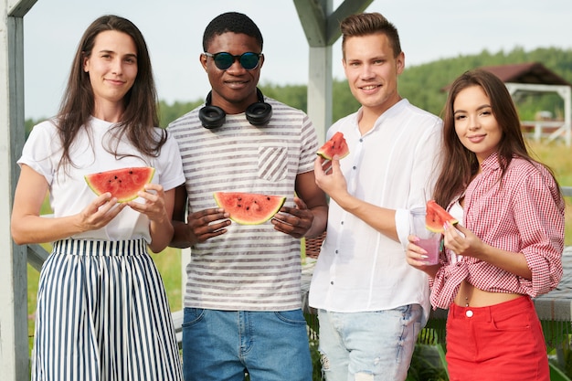 Personnes avec pastèque