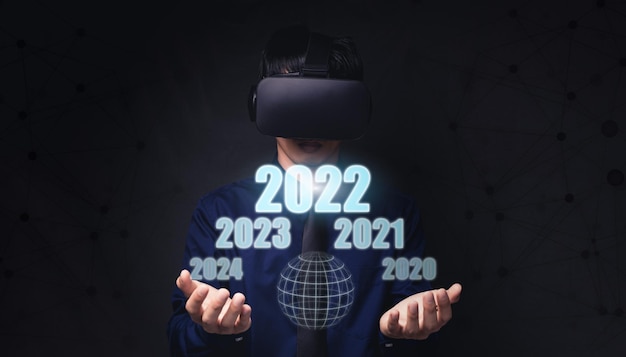 Personnes pointant sur des nombres, hologrammes, année 2022