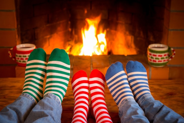 personnes portant des chaussettes de noël près de la cheminée