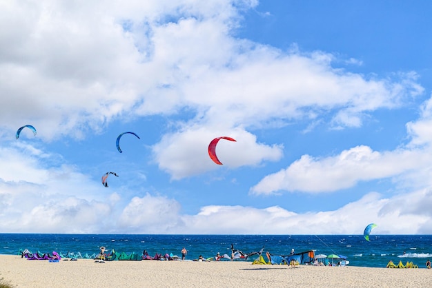 Les personnes pratiquant le kitesurf sur la plage de Los Caos de Meca, phare de Trafalgar, Barbate Cadix.