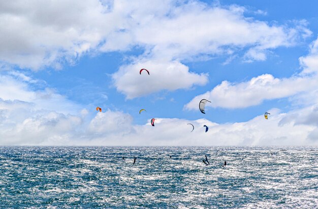 Les personnes pratiquant le kitesurf sur la plage de Los Caos de Meca, phare de Trafalgar, Barbate, Cadix.