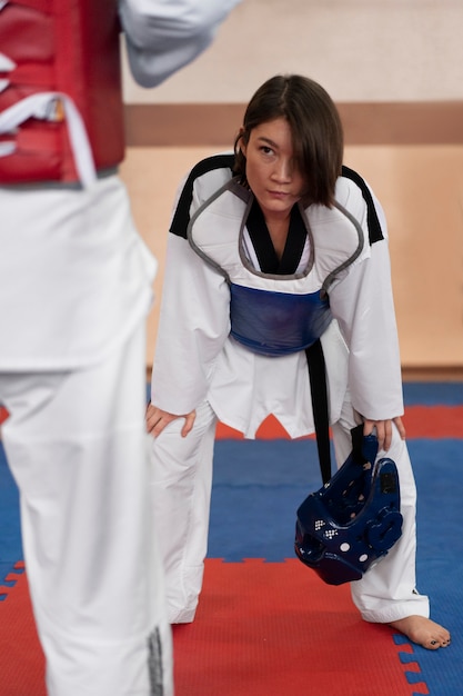 Photo personnes pratiquant le taekwondo dans un gymnase